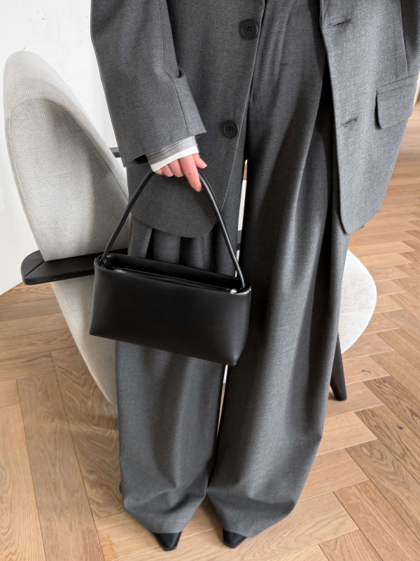 Мінімалістичний клатч-багет ДЖУДІ чорний LEMAN LM4874-1